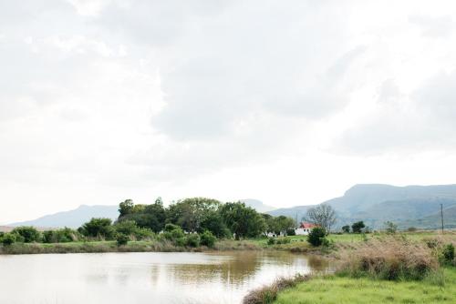 莱登堡The Cowshed的享有山脉背景的河流美景