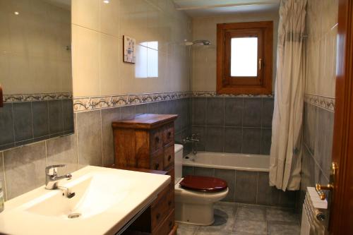 贝纳斯克Apartamentos Cogulla的一间带水槽和卫生间的浴室