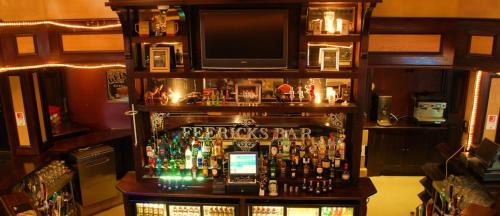 RathowenFeerick's Hotel的酒吧里有很多不同类型的酒精