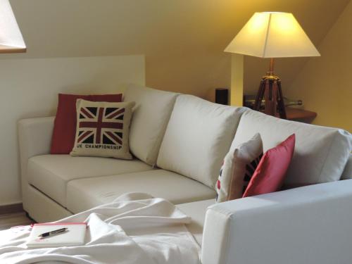 普雷罗Maisonette zum Weststrand的客厅配有带枕头的白色沙发