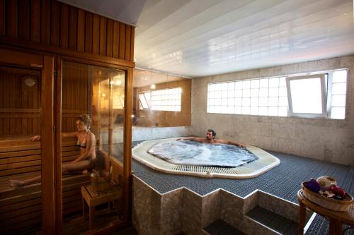 维拉弗兰卡宾纳戴斯Hotel Domo的两人在房间内的热水浴缸中