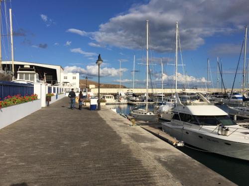 卡列罗港Puerto Calero Boat的停靠在码头的一群船