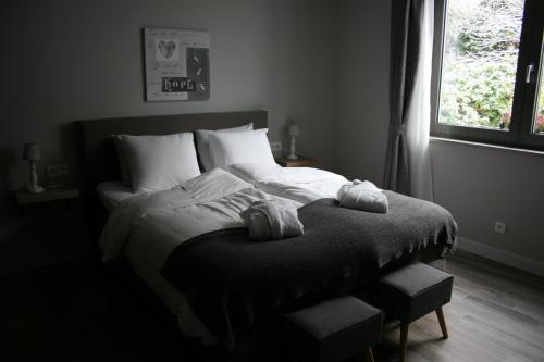 哈蒙特B&B Rosteline的一间卧室配有一张床,上面有两条毛巾