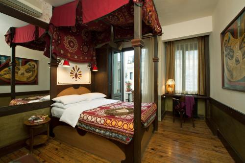 伊斯坦布尔佐伊女皇酒店 的一间卧室,卧室内配有一张天蓬床