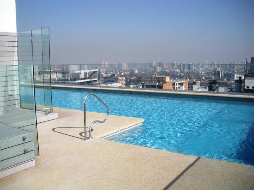 圣地亚哥阿莫布拉达斯蒙马特普罗维登公寓的大楼顶部的大型游泳池
