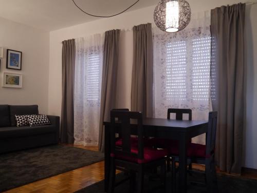 加亚新城Apartamento Boavista的一间带桌椅和沙发的用餐室