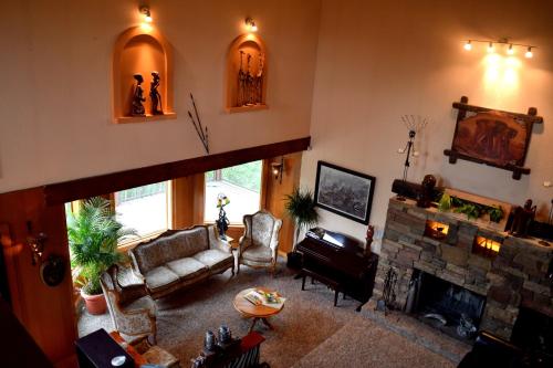 WainwrightSouth Africa House Guest Lodge的带沙发和壁炉的客厅