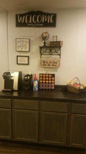 卡斯珀卡斯珀皇家汽车旅馆的厨房配有带咖啡壶的吧台