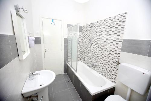 萨莱诺萨莱诺威住宿加早餐旅馆的白色的浴室设有水槽和卫生间。