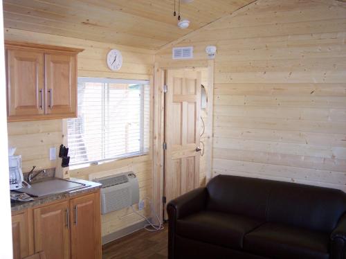 克罗弗戴尔Russian River Camping Resort Cottage 7的一间客厅,客厅配有沙发,位于一个小房子里