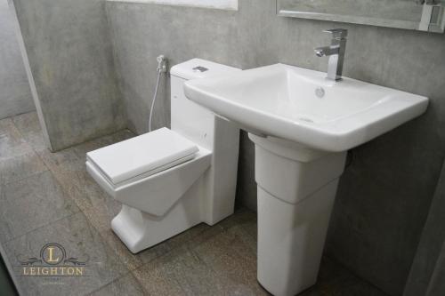 尼甘布雷顿度假村的浴室配有白色水槽和卫生间。