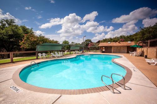 Lake Whitney Camping Resort Ramp Cabin 4内部或周边的泳池