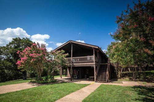 Lake Whitney Camping Resort Ramp Cabin 4外面的花园