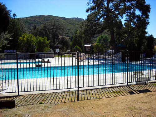 DescansoOakzanita Springs Camping Resort Cottage 4的游泳池周围的围栏,游泳池