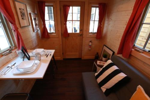 卡顿伍德Verde Valley Tiny House 18的客房设有桌子、沙发和窗户。