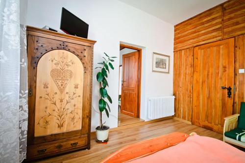 什恰夫尼察Stary Dwór的一间卧室配有一张床和一扇木门