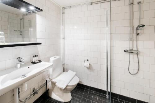 SPiS Hotell Naran的一间浴室