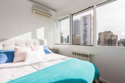 马德里General Peron Picasso的一间市景卧室,配有一张床