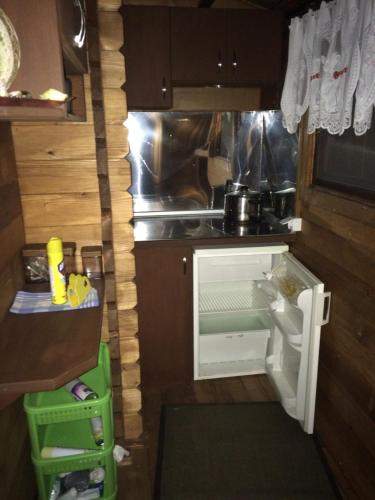 ElaiokhórionSarakina Wooden House的一间带开放式冰箱的小厨房