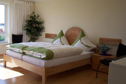 库克斯港Marina 38-2的一间卧室配有带绿色和白色枕头的床