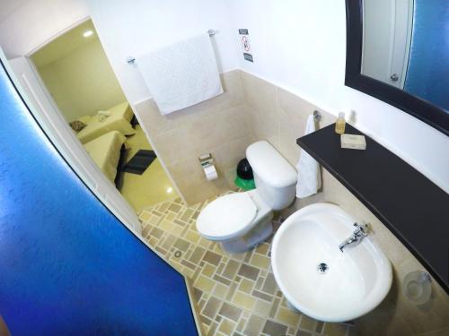 圣安德烈斯Hotel Molino de Viento的浴室配有白色卫生间和盥洗盆。