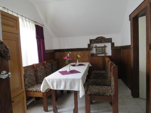 齐尔茨瑞兹卡克斯弗加铎旅馆的用餐室配有桌子、椅子、桌子和椅子
