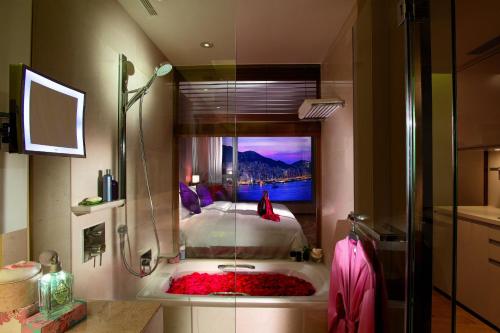 香港港景汇的带淋浴和浴缸的浴室以及一张床