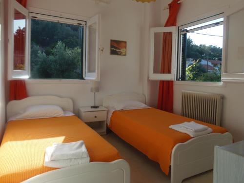 拉卡Konstantina Apartment的带2扇窗户的客房内的2张床