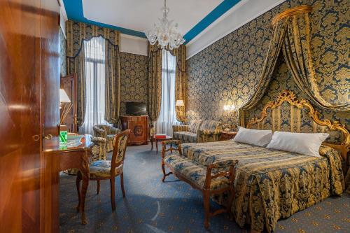 威尼斯安提克庞特酒店的卧室配有一张床和一张桌子及椅子