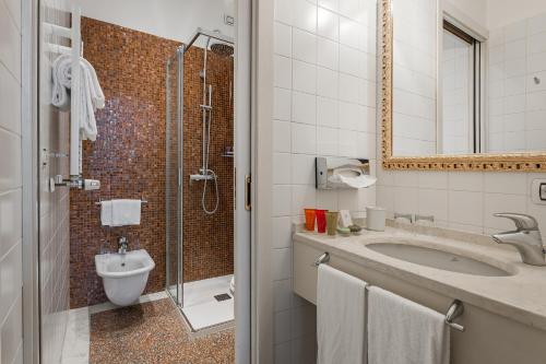 威尼斯安提克庞特酒店的一间带水槽和淋浴的浴室