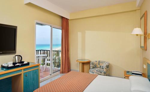 苏昂博索尔米兰企鹅酒店的酒店客房设有一张床和一个海景阳台