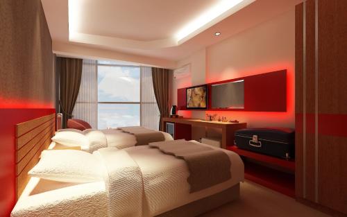 贝尔加马阿尼尔酒店的酒店客房配有两张床和一张书桌