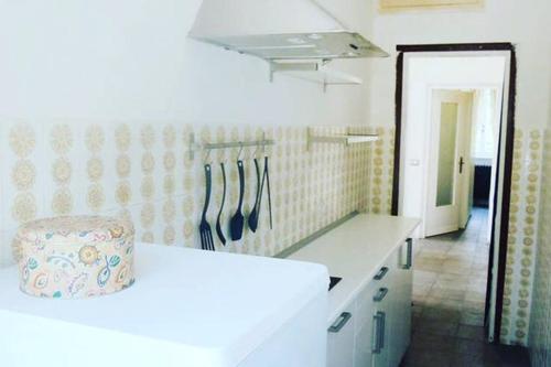卡斯泰尔韦卡纳Apartment Piccolo Borgo的厨房配有白色的柜台和镜子