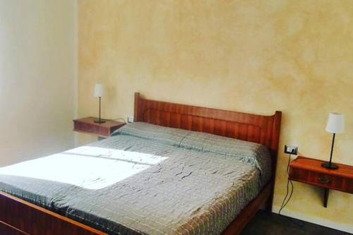 卡斯泰尔韦卡纳Apartment Piccolo Borgo的一间卧室配有一张床、两个床头柜和两盏灯。