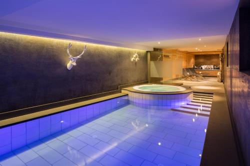 塞尔瓦迪加尔代纳山谷所蒙特酒店的客房内的游泳池
