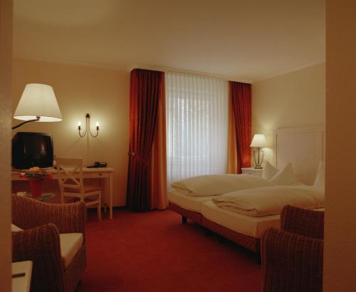 策芬中央酒店的酒店客房设有一张大床和一张书桌。