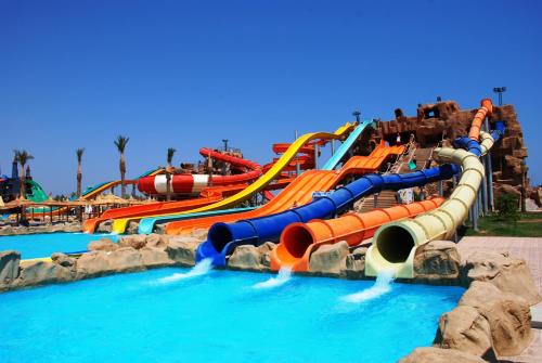 沙姆沙伊赫Pickalbatros Aqua Blu Sharm El Sheikh的一个带丰富多彩的水滑梯的水上公园
