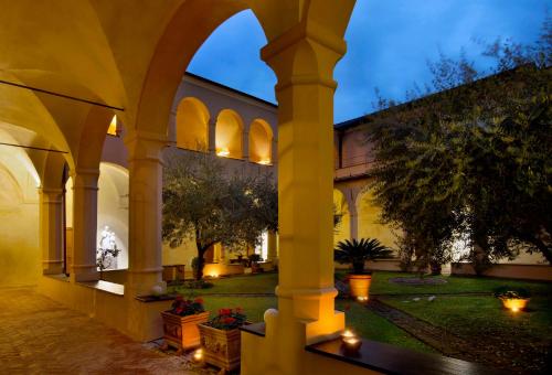 莫内利亚阿巴迪亚圣乔治酒店的一座建筑中一个有灯光的空庭院