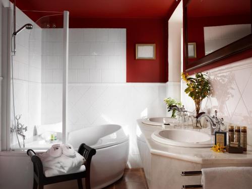 贝拉·德比达索阿楚鲁特酒店的带浴缸、卫生间和盥洗盆的浴室
