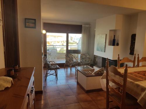 圣安东尼奥·德·卡隆马里提姆托雷瓦伦蒂娜公寓的客厅配有床和桌子