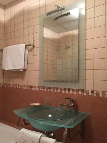 Manganeses de la LampreanaAltejo的一间带绿色水槽和镜子的浴室