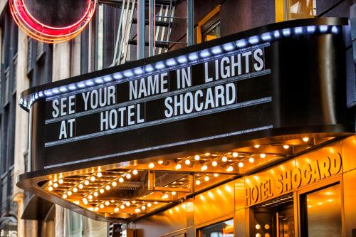 纽约Hotel Shocard Broadway, Times Square的显示在酒店的灯光下你名字的标志