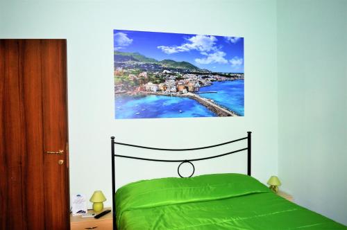 那不勒斯那不勒斯站住宿加早餐旅馆的卧室配有一张绿色的床,墙上挂着一幅画