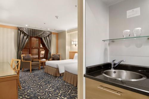 麦加Makkah Towers的酒店客房设有床和水槽