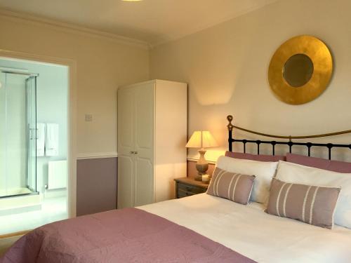 香侬巴拉里住宿加早餐旅馆的一间卧室设有一张大床和一个窗户。