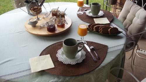 Mirefleurs玛丽瓦乐安尼住宿加早餐旅馆的一张桌子,上面放着两盘食物和咖啡