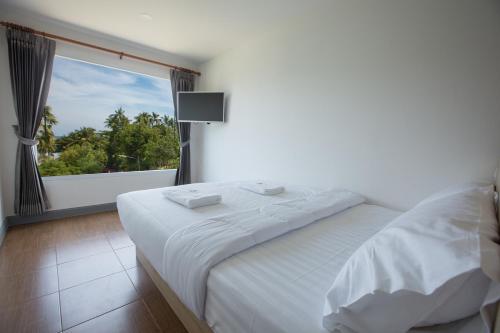 查汶苏梅岛P168旅舍的卧室设有白色的床和大窗户