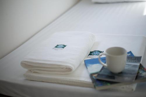 查汶苏梅岛P168旅舍的一堆毛巾和桌上的一杯