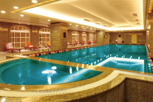 上海上海大酒店 的在酒店房间的一个大型游泳池