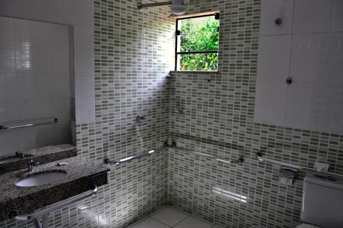 欧里尼奥斯Hotel Maranhão的一间带水槽和窗户的浴室